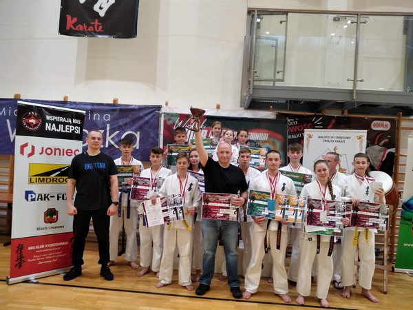 Karatecy ARS Limanowa – JONIEC Team znów w czołówce! Wywalczyli 17 medali i drużynowe wicemistrzostwo Małopolski w Karate Kyokushin