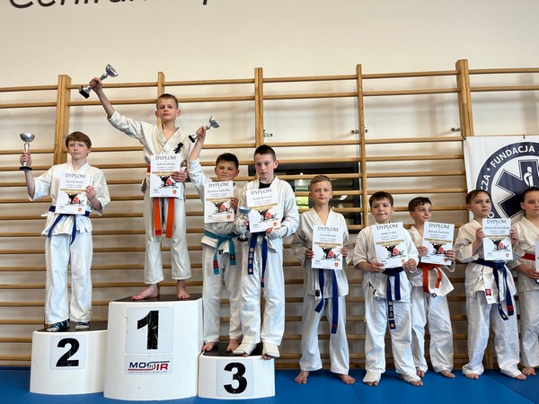 Tytuł „najlepszy zawodnik turnieju” i 13 medali wywalczyli w Jaśle najmłodsi karatecy ARS Klub Kyokushinkai