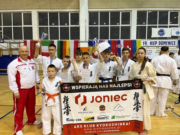Międzynarodowy sukces karateków ARS Limanowa – JONEC Team. Bardzo dobra postawa i 5 medali na Chorwacji
